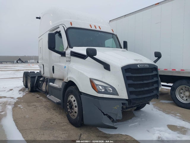 44330011 :رقم المزاد ، 3AKJHHDR1NSNF2044 vin ، 2022 Freightliner New Cascadia 126 مزاد بيع