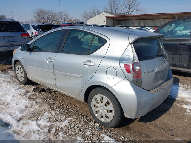 2013 TOYOTA PRIUS C JTDKDTB31D1053571 Photo 2