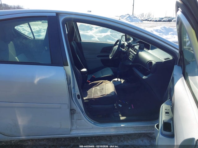 2013 TOYOTA PRIUS C JTDKDTB31D1053571 Photo 4