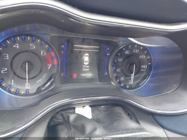 44331000 :رقم المزاد ، 1C3CCCBB9FN717906 vin ، 2015 Chrysler 200 S مزاد بيع