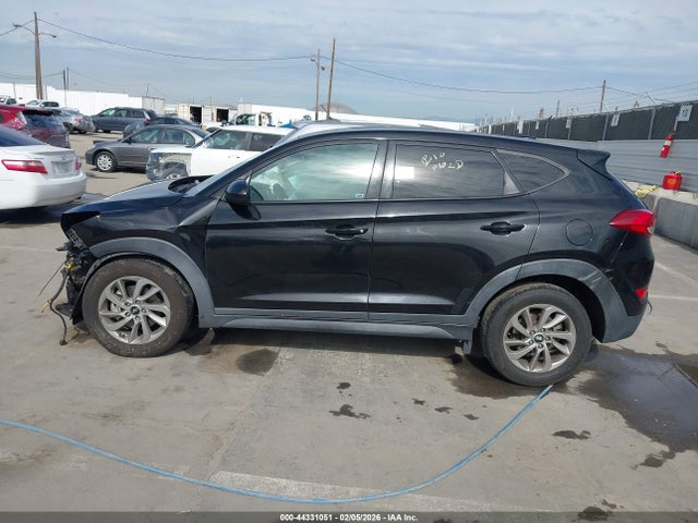 KM8J23A47HU440900 Hyundai TUCSON SE