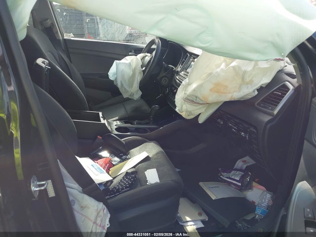 KM8J23A47HU440900 Hyundai TUCSON SE