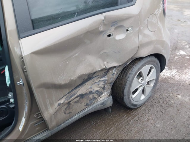 KNDJN2A27G7290370 KIA Soul