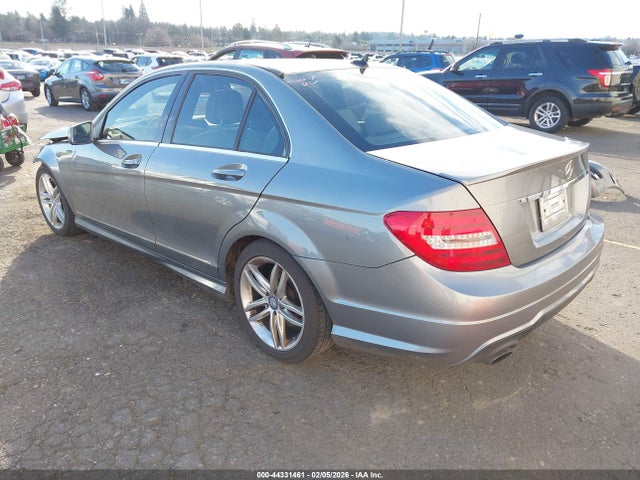 2012 MERCEDES-BENZ C 300 WDDGF8BB8CR205288 Photo 2