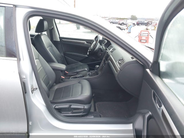 1VWBT7A38GC039667 Volkswagen Passat 1.8t Se