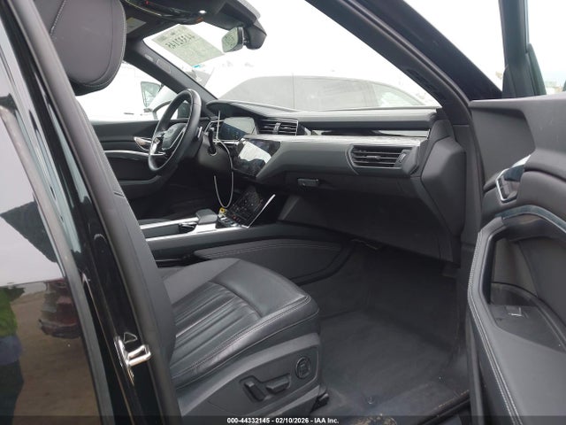 WA1LAAGE8NB008693 Audi E-tron Premium Plus Quattro