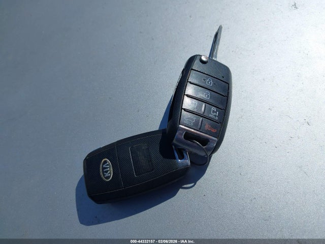 KIA SEDONA LX 2016 KNDMB5C13G6116409 Image 11