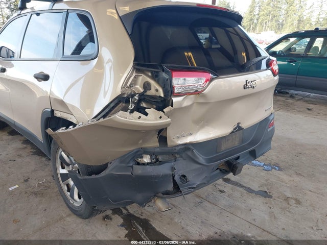 1C4PJMAB8FW541063 Jeep Cherokee Sport
