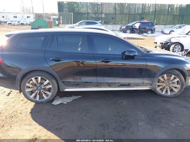 2022 Volvo V60 Cross Country T5 მანქანა იყიდება აუქციონზე, vin: YV4102WK3N1085309, აუქციონის ნომერი: 44332614