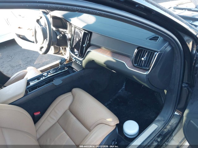 2022 Volvo V60 Cross Country T5 მანქანა იყიდება აუქციონზე, vin: YV4102WK3N1085309, აუქციონის ნომერი: 44332614