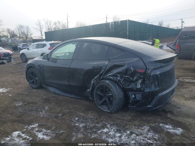 2026 TESLA MODEL Y 7SAYGDED9TF383527 Photo 2
