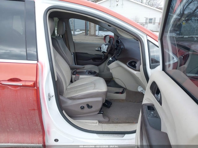 44332958 :رقم المزاد ، 2C4RC1EG5HR778239 vin ، 2017 Chrysler Pacifica Touring-l Plus مزاد بيع