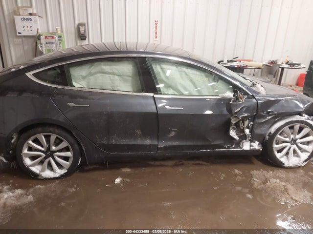 44333489 :رقم المزاد ، 5YJ3E1EA4JF007820 vin ، 2018 Tesla Model 3 Long Range/mid Range مزاد بيع