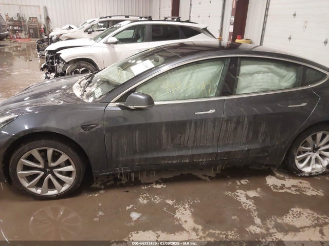 44333489 :رقم المزاد ، 5YJ3E1EA4JF007820 vin ، 2018 Tesla Model 3 Long Range/mid Range مزاد بيع