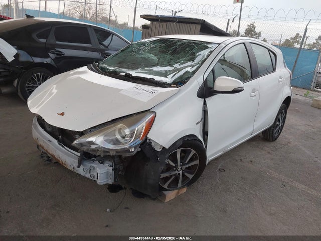 JTDKDTB37F1099148 Toyota Prius C One