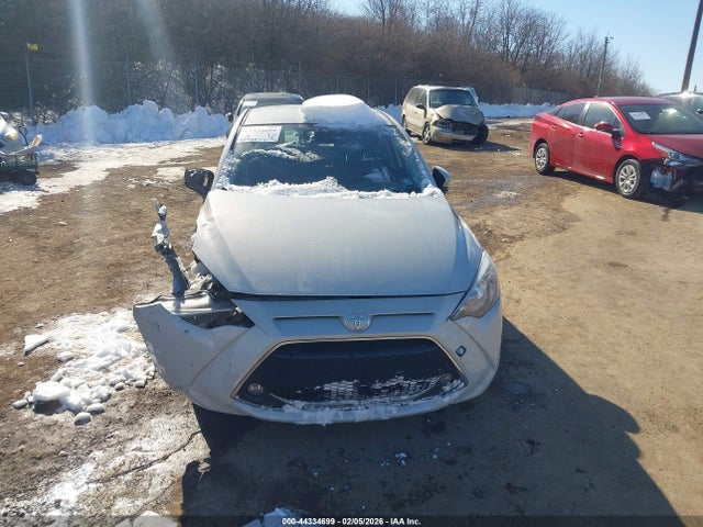 3MYDLBYV8LY716743 Toyota YARIS LE