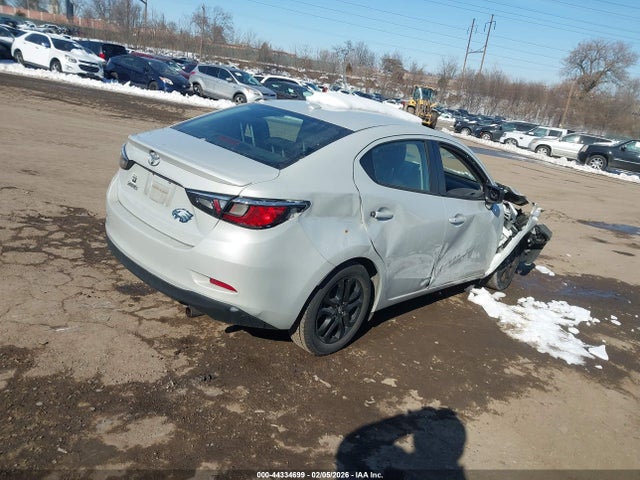 3MYDLBYV8LY716743 Toyota YARIS LE