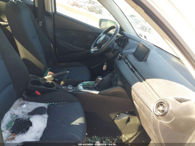 3MYDLBYV8LY716743 Toyota YARIS LE