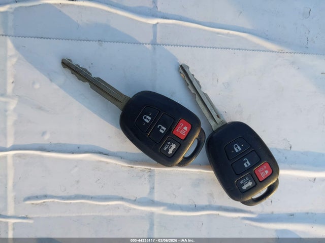 2T1BURHE5JC075074 Toyota COROLLA LE
