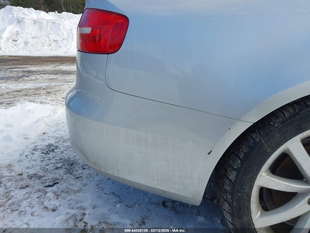Продажа на аукционе авто 2013 Audi A4 2.0t Premium, vin: WAUFFAFL1DN005438, номер лота: 44335139