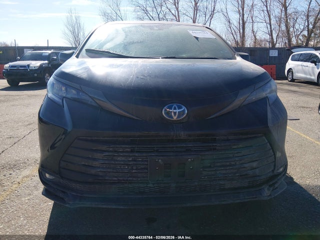 5TDCSKFC6RS133408 Toyota Sienna Woodland Edition