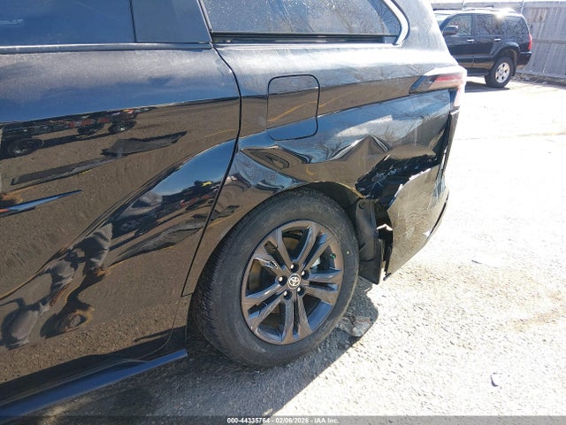 5TDCSKFC6RS133408 Toyota Sienna Woodland Edition