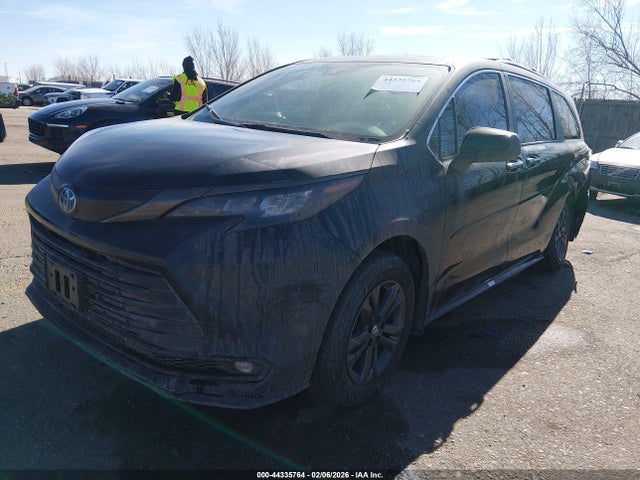 5TDCSKFC6RS133408 Toyota Sienna Woodland Edition