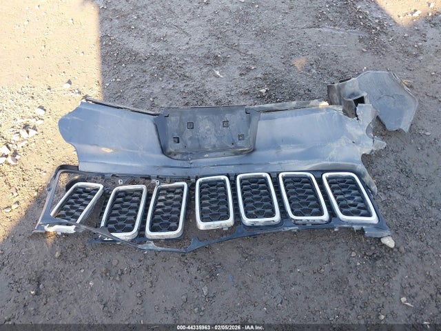 1C4RJFAG8JC299238 Jeep Grand Cherokee Laredo E 4x4