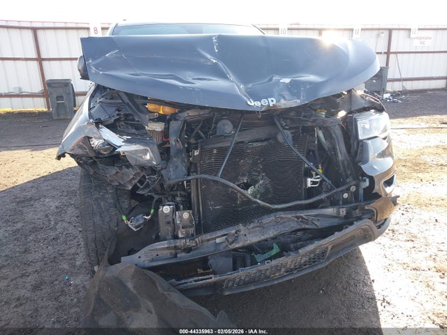 1C4RJFAG8JC299238 Jeep Grand Cherokee Laredo E 4x4