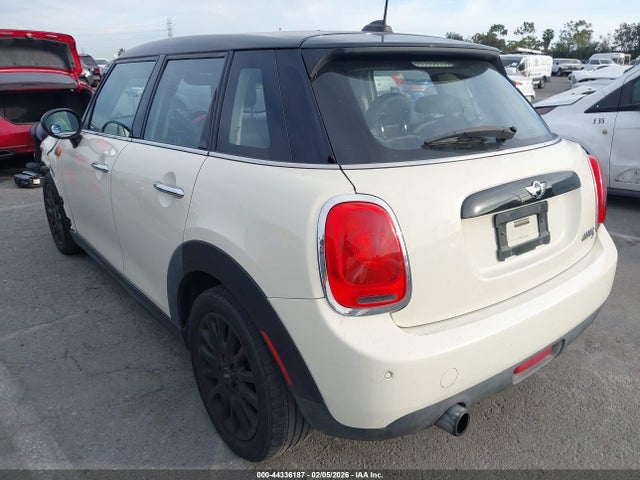 2017 MINI HARDTOP WMWXU1C5XH2E18436 Photo 2