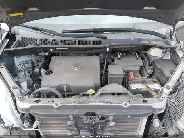 5TDYK3DC4GS727135 Toyota Sienna Xle 8 Passenger