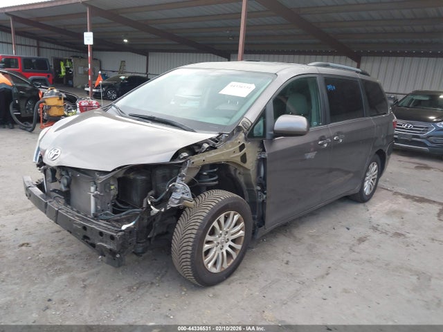 5TDYK3DC4GS727135 Toyota Sienna Xle 8 Passenger