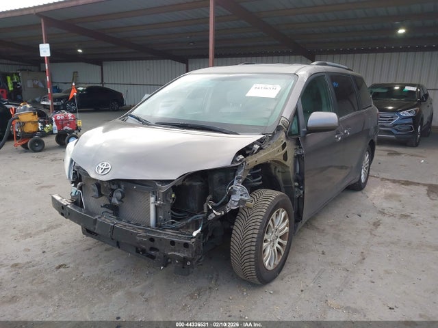 5TDYK3DC4GS727135 Toyota Sienna Xle 8 Passenger