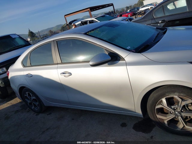 3KPF24AD8ME389805 KIA Forte Lxs
