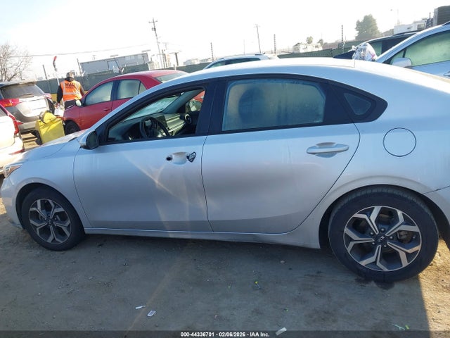 3KPF24AD8ME389805 KIA Forte Lxs