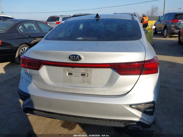 3KPF24AD8ME389805 KIA Forte Lxs