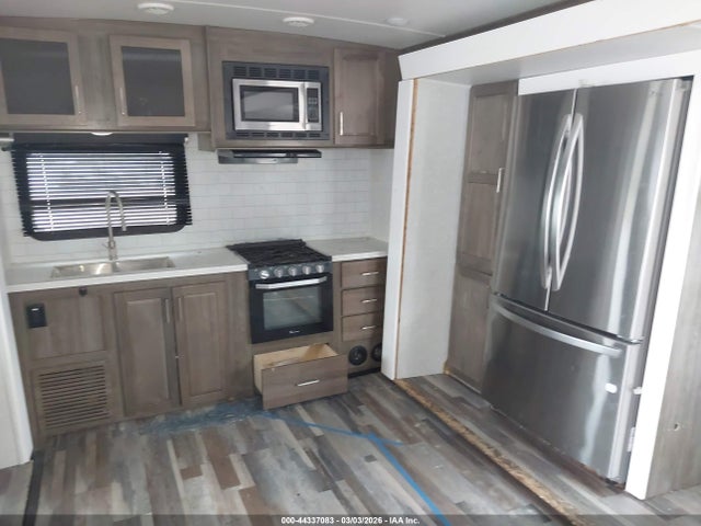 44337083 :رقم المزاد ، 4X4TRLH27N1898098 vin ، 2022 Rockwood Ct مزاد بيع