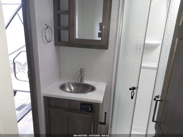 44337083 :رقم المزاد ، 4X4TRLH27N1898098 vin ، 2022 Rockwood Ct مزاد بيع