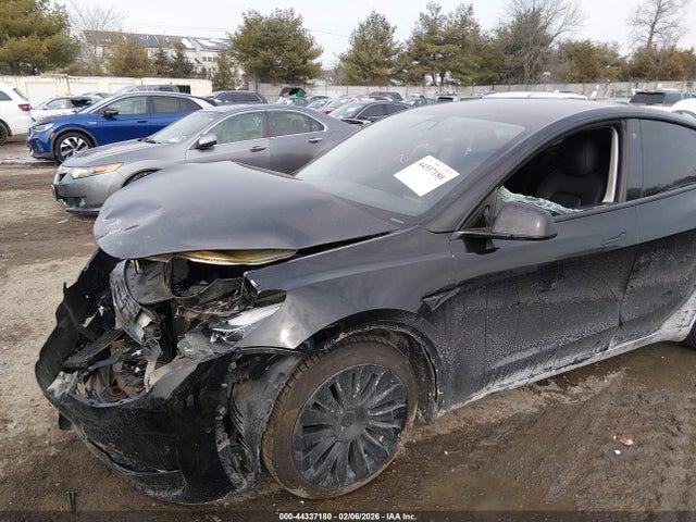 2022 Tesla Model Y Performance Dual Motor All-wheel Drive მანქანა იყიდება აუქციონზე, vin: 7SAYGDEF9NF366571, აუქციონის ნომერი: 44337180