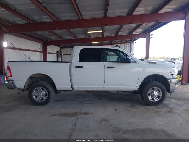 3C6UR5DJ8NG435866 RAM 2500 Big Horn 4x4 6&#039;4 Box