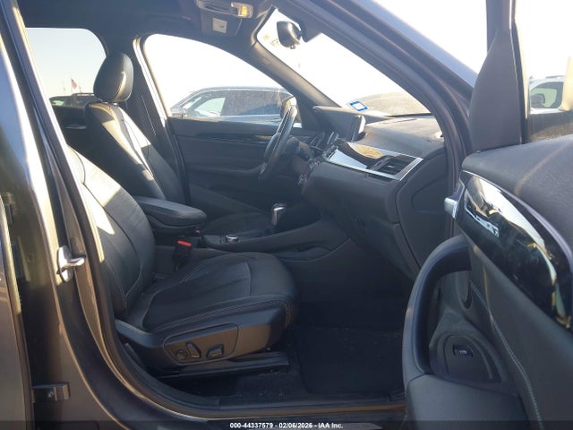 2018 BMW X1 WBXHT3C36J5L28824 Photo 4