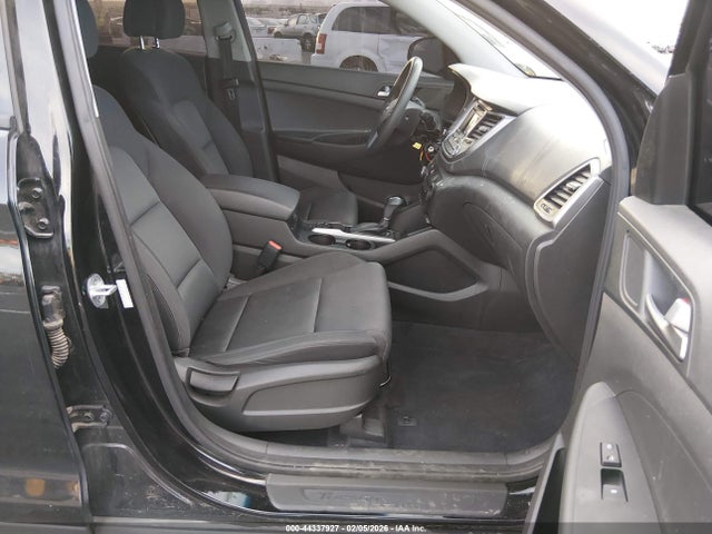 KM8J33A44HU508633 Hyundai TUCSON SE