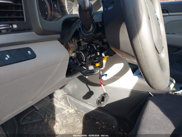 5NPD84LF8JH230973 Hyundai ELANTRA SEL