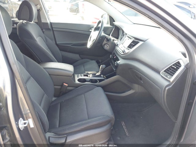 KM8J33A48GU027959 Hyundai TUCSON SE