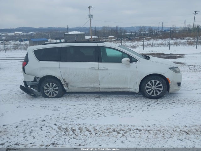Продаж на аукціоні авто 2017 Chrysler Pacifica Touring-l, vin: 2C4RC1BG1HR691992, номер лоту: 44338313