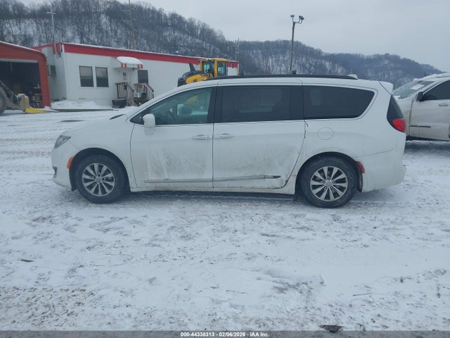 Продаж на аукціоні авто 2017 Chrysler Pacifica Touring-l, vin: 2C4RC1BG1HR691992, номер лоту: 44338313