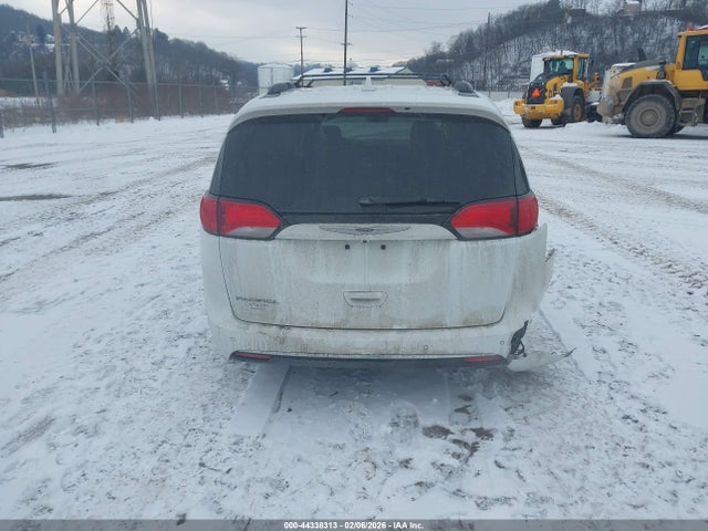 Продаж на аукціоні авто 2017 Chrysler Pacifica Touring-l, vin: 2C4RC1BG1HR691992, номер лоту: 44338313