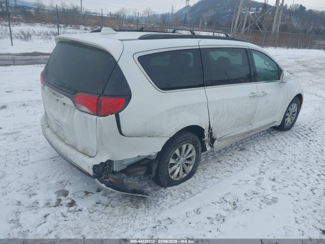 Продаж на аукціоні авто 2017 Chrysler Pacifica Touring-l, vin: 2C4RC1BG1HR691992, номер лоту: 44338313