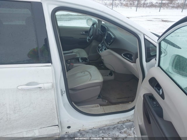Продаж на аукціоні авто 2017 Chrysler Pacifica Touring-l, vin: 2C4RC1BG1HR691992, номер лоту: 44338313