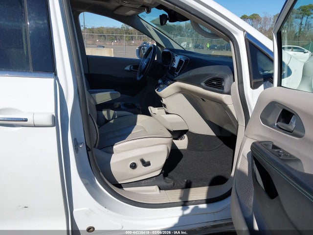 2017 CHRYSLER PACIFICA HYBRID 2C4RC1N79HR822310 Photo 4